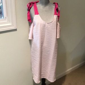 Sear-sucker cold-shoulder shift 👗